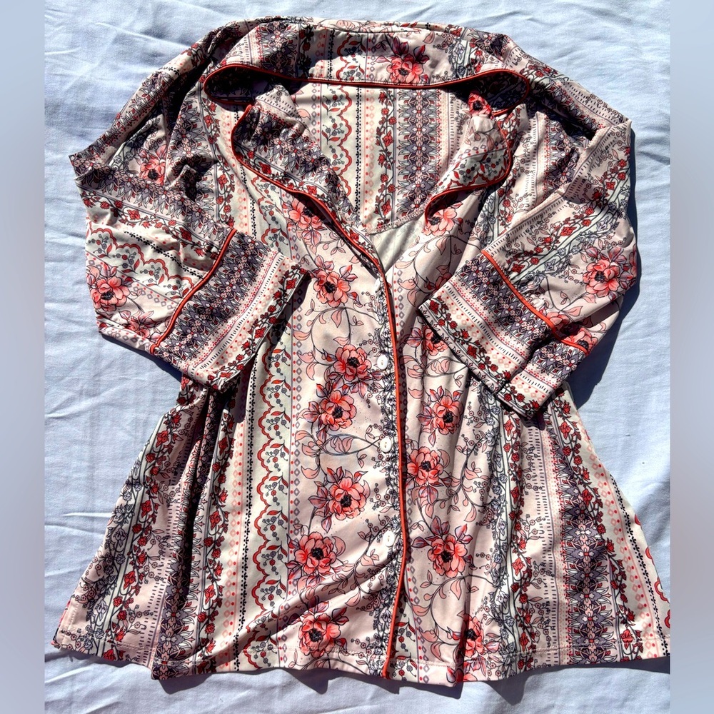 La Vie En Rose Floral Pajama shirt with Pink and Red Accents size Large